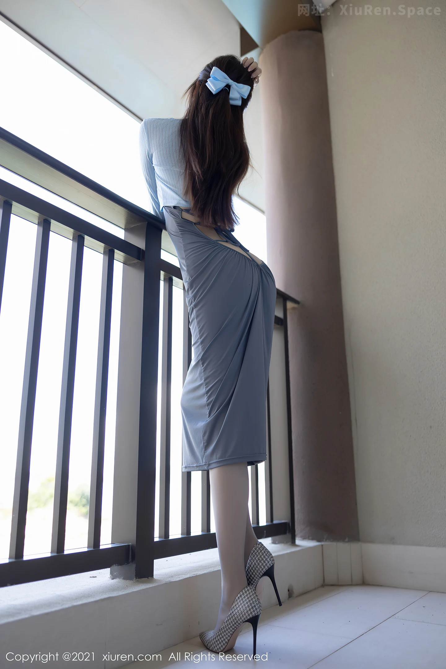 图片[3]-[XiuRen秀人网]VOL.3978 女神芝芝Booty深圳旅拍轻薄典雅连身裙配蕾丝袜湿身诱惑写真80P-秀人网官方网站